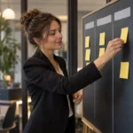 Commercial faisant avancer une opportunité sur un tableau de suivi.