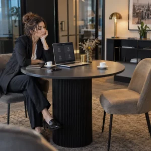 Commerciale seule face à une chaise vide lors d’un rendez-vous manqué.